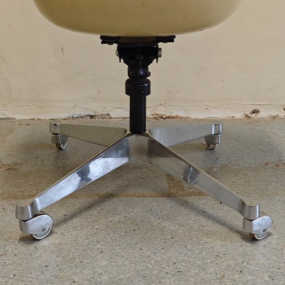 Silla de oficina Herman Miller con carcasa de fibra de vidrio, Sillas de oficina, Metal, Crema, Vintage (foto 7 de 10)