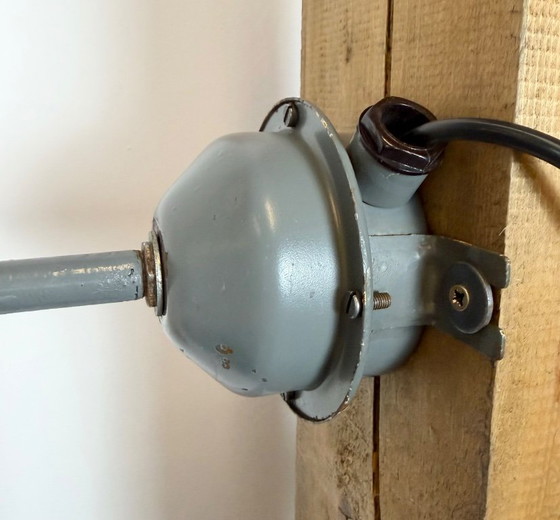 Image 1 of Industriële fabriekswandlamp met zwarte emaille kap, jaren 60