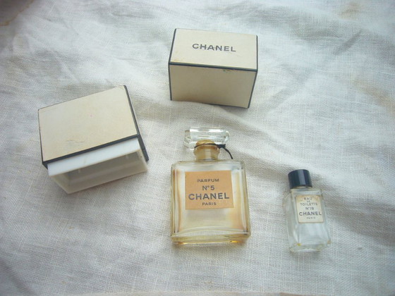 Flacone originale vintage di profumo Chanel n. 5 degli anni '60 (quasi vuoto, ma ancora profumato) e una (photo 8 of 8)