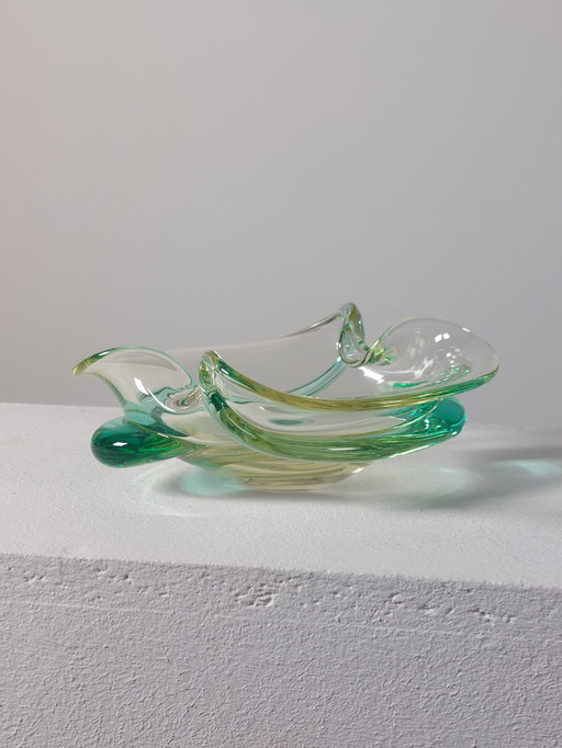 Vintage handgemaakte glazen schaal uit het midden van de vorige eeuw