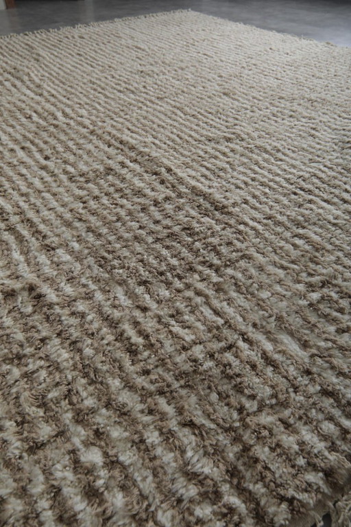 Tappeto marocchino dal design minimalista a righe, 300x200 cm.