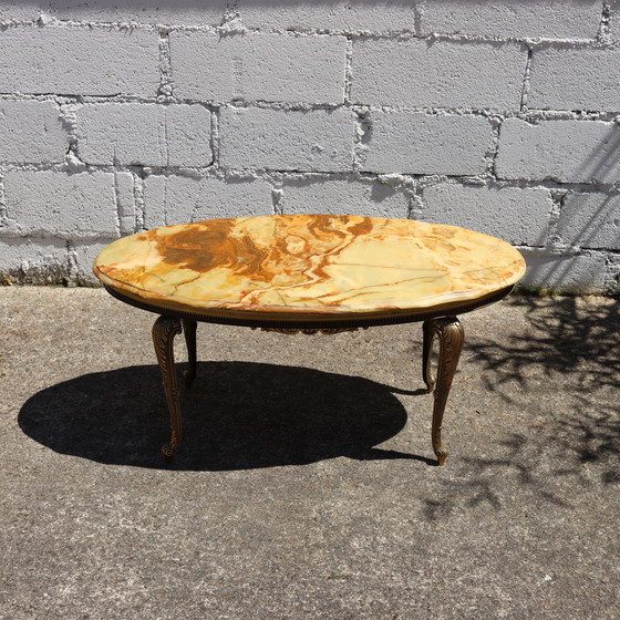 Image 1 of Table basse ovale française en marbre d'onyx et laiton - Table de salon - Table de cocktail - Style Louis XV- 70s