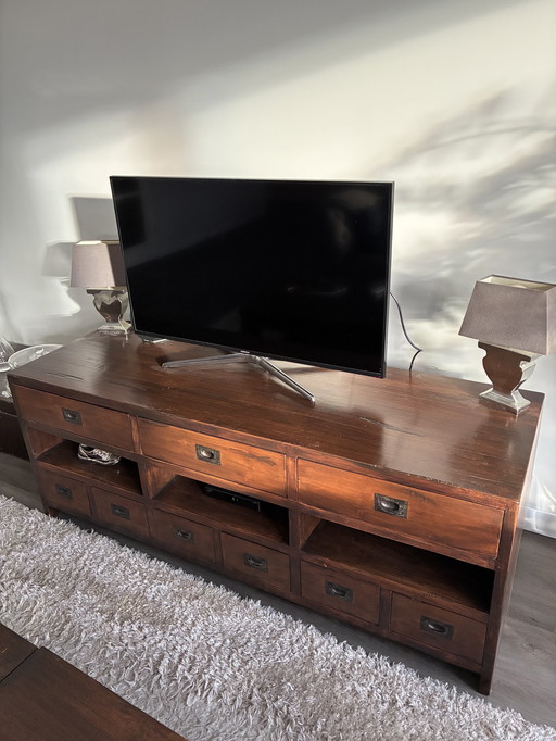 Mueble de TV colonial de madera maciza con mucho espacio de almacenamiento