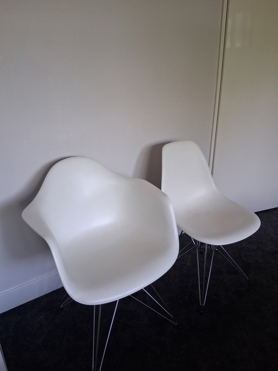 Image 1 of 8 chaises de salle à manger Vitra Eames