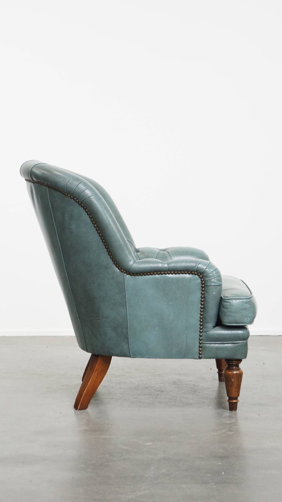 Image 1 of Blauwe chesterfield fauteuil gemaakt van rundleer in Engelse stijl met siernagels