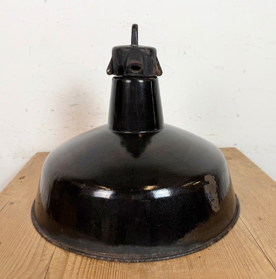 Image 1 of Industriële zwarte geëmailleerde fabriekslamp met gietijzeren bovenkant, jaren 50
