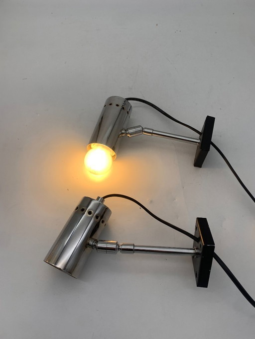 Een paar chromen wandlampen en spotjes, toegeschreven aan Stilnovo.