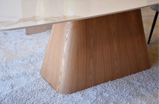 Image 1 of Eettafel met keramische voet in mat essenhout.