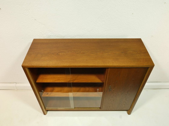 Image 1 of Libreria vintage anni '50, vetrina di metà secolo, impiallacciatura di rovere, ante scorrevoli in vetro, Cabinet Germany