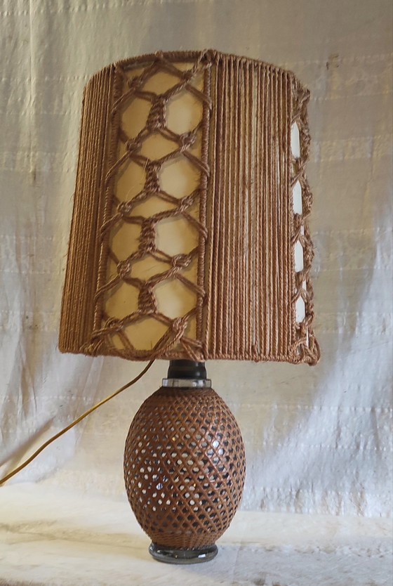Image 1 of Lámpara de mesa de mimbre y cuerda - años 60/70