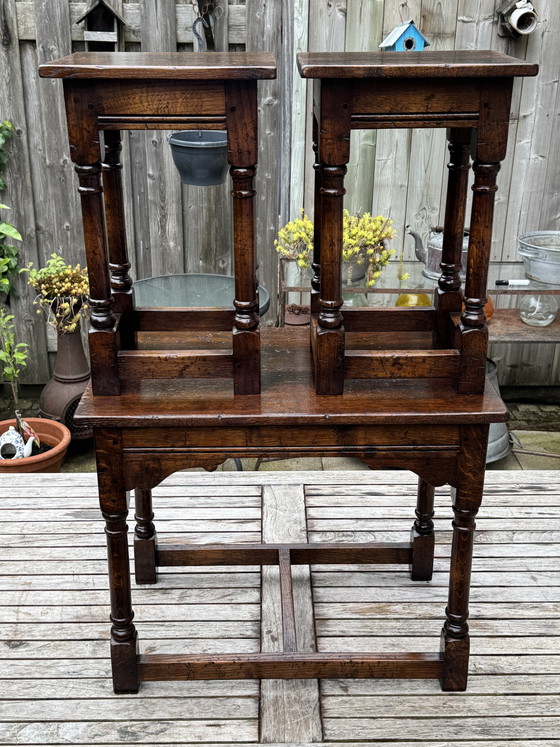 Image 1 of Tables gigognes anciennes en chêne | Style TITCHMARSH & GOODWIN | Chêne jacobéen | Années 1920