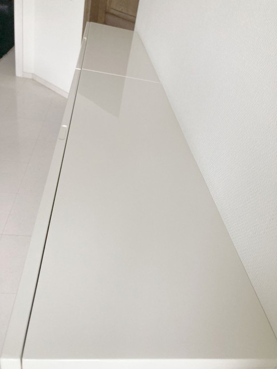 Image 1 of Hülsta Lilac hoogglans creme wandkast en -planken zeer goede staat