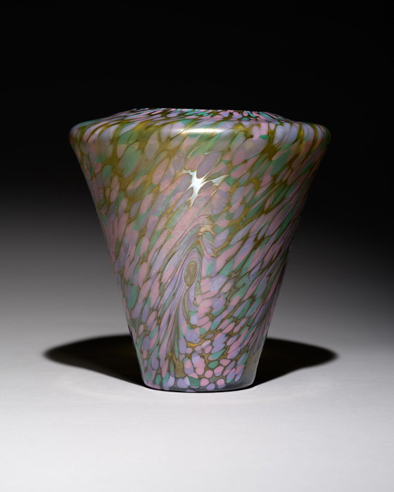 Image 1 of Österreichische Jugendstilvase aus irisierendem Kunstglas, mehrfarbiges Federdekor, 1900-1910