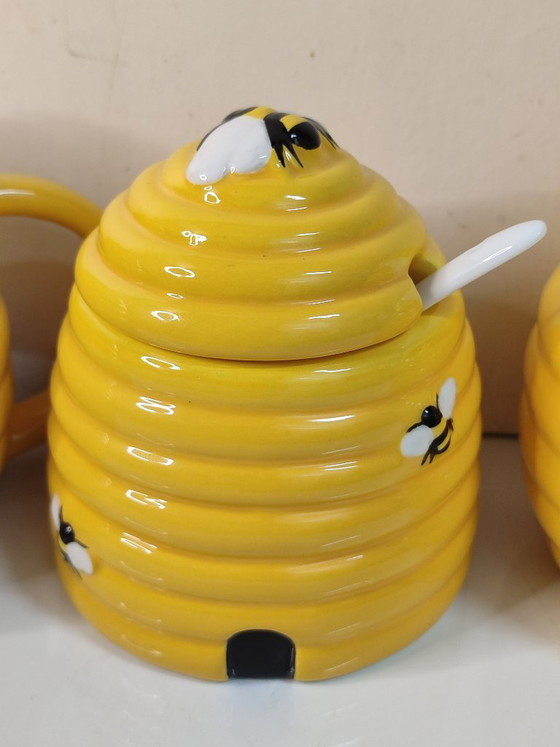 Image 1 of 4 "beehive" cups with lids + 1 "beehive" sugar bowl