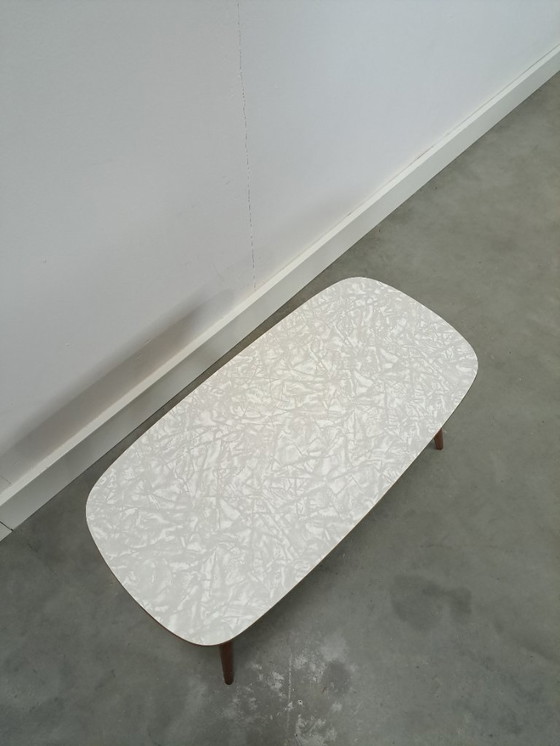 Image 1 of Tavolino laterale largo con piano in formica bianco-grigio, n. 28