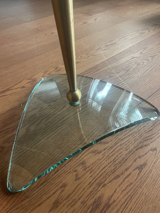 Image 1 of Italienischer Beistelltisch aus dickem, rundem Glas mit Messingbeinen