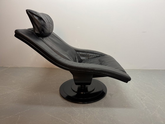 Image 1 of Skandinavisches Mid-Century-Design: Lounge-Sessel „Move“ aus schwarzem Leder mit passendem Hocker.