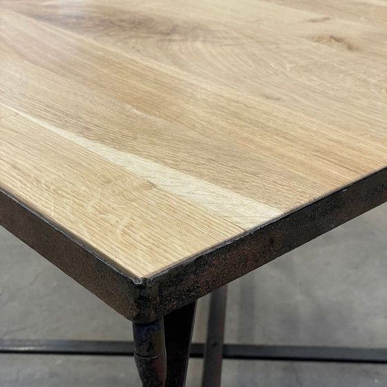 Image 1 of Design industriel : Table basse avec plateau en chêne massif et piètement patiné