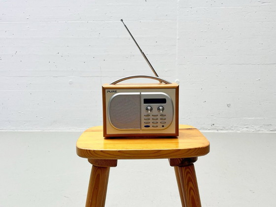 Image 1 of Zwitserse houten vierpootkruk gemaakt van dennenhout