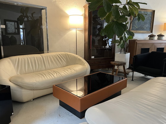 Image 1 of Mesa de centro de cuero color caramelo y cristal negro