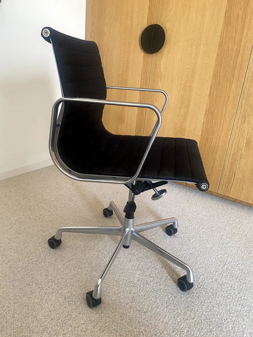 1x Vitra Eames EA 118