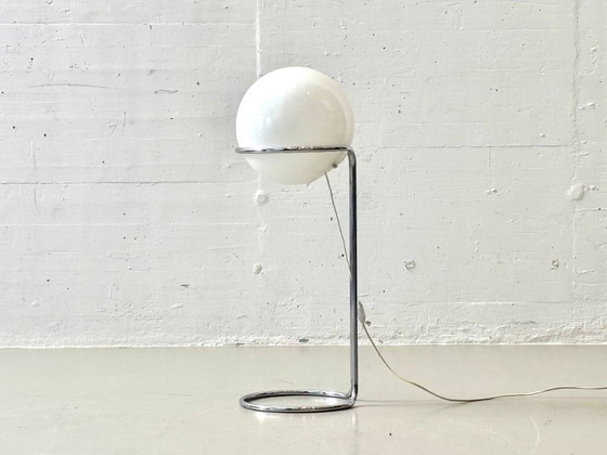 Image 1 of Lampadaire de style Space Age avec globe en verre opale et structure chromée, années 1970