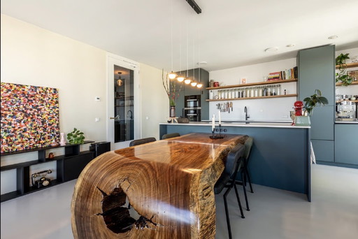 Table de salle à manger unique, fabriquée à la main à partir d'un seul tronc d'arbre.