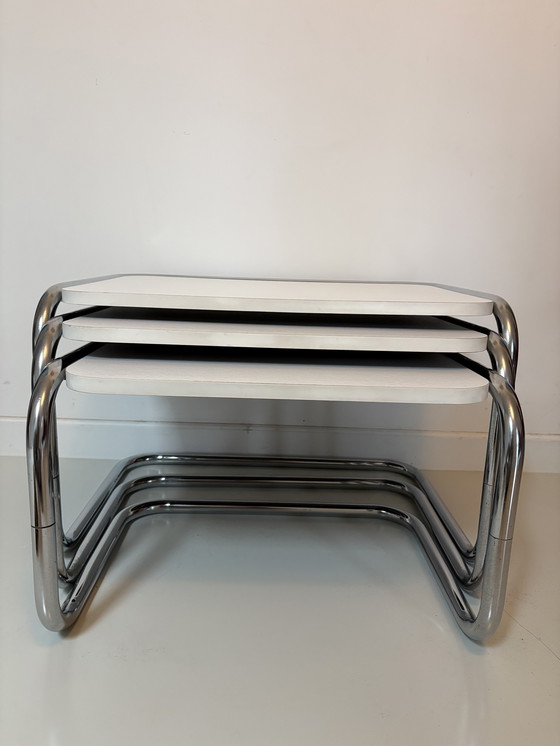Image 1 of Tables gigognes de style Bauhaus avec cadre tubulaire chromé