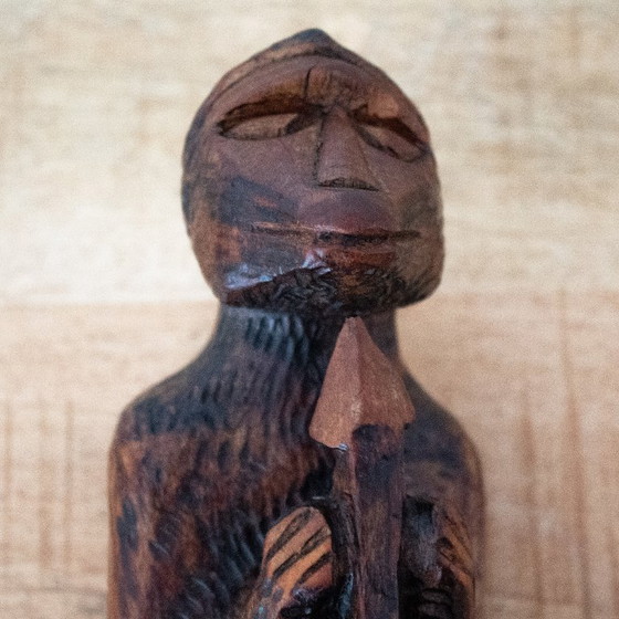 Singe en bois sculpté à la main, tenant une lance : sculpture d'art populaire zoulou d'Afrique du Sud (photo 7 of 10)