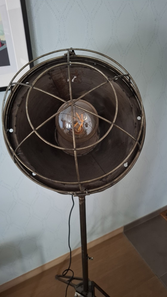 Image 1 of Lampada da terra moderna con supporto, look industriale