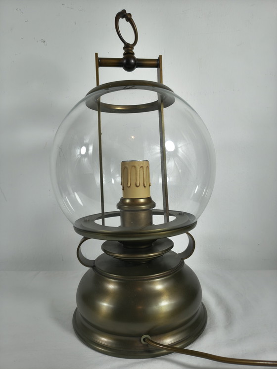Image 1 of Lampe de table lanterne vintage en laiton avec globe en verre et porte-bougie