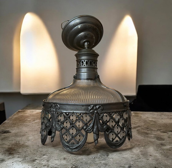 Image 1 of Dit is een antieke of vintage Holophane hanglamp met een geribbeld glazen kap en een gedetailleerde metalen rand. 