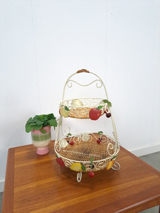 Image 1 of Alzata francese a più livelli in metallo bianco, cesto di frutta