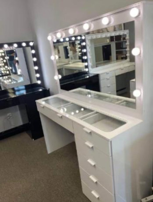 New white 07 drawers, glass top make up vanity with set of 10 lights