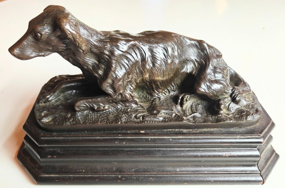 Perro tumbado. Escultura en latón fundido. – Brass, Wood (photo 7 of 10)