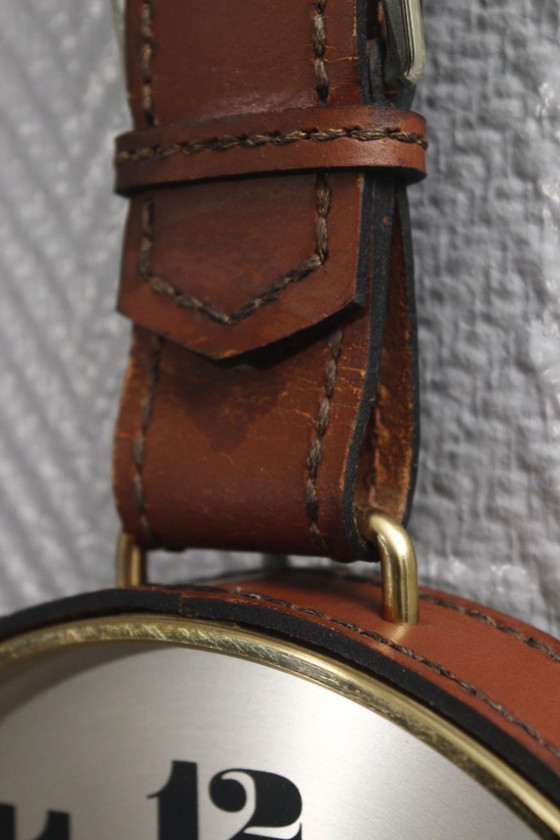 Image 1 of Pendule murale vintage Junghans laiton cadre cuir ceinture design moderniste 1970s