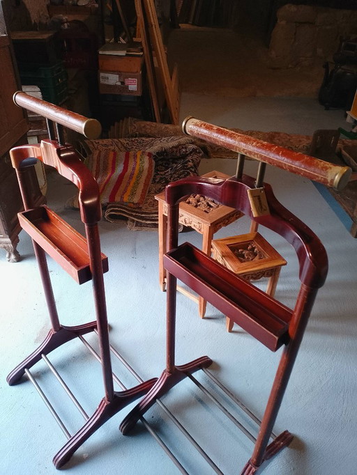 Paire de valets de table vintage en bois et cuir