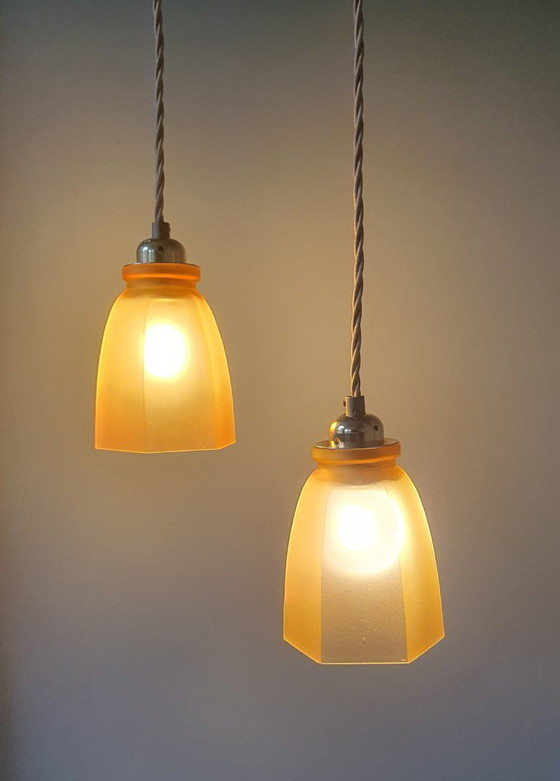 Image 1 of Set Vintage franse gele hanglampen van gekleurd glas.
