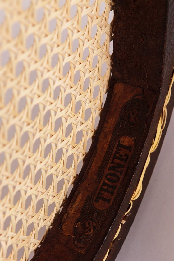 Image 1 of Silla Thonet n.° 14 antigua: emblemática silla de madera curvada con asiento de caña de las cafeterías vienesas.