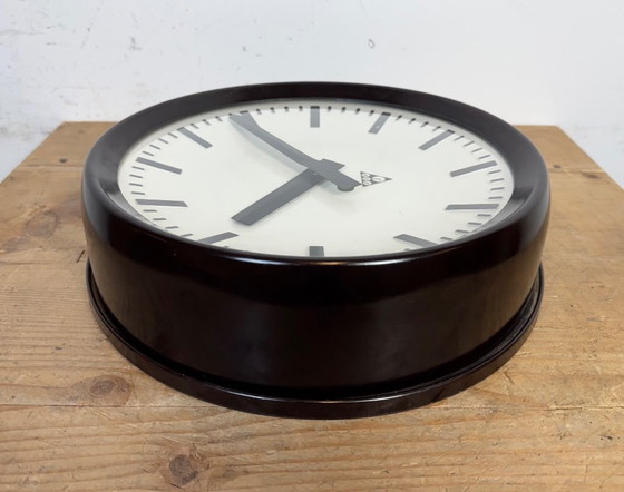 Image 1 of Industriële bakelieten fabriekswandklok van Pragotron, jaren 60