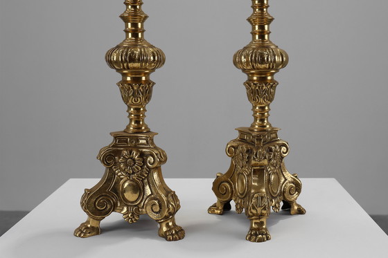 Image 1 of Paar grote antieke gedecoreerde bronzen kerkkandelaars, Frankrijk ca. 1900