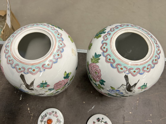 Image 1 of Paar grote chinese gemberpotten Famille Rose 32cm