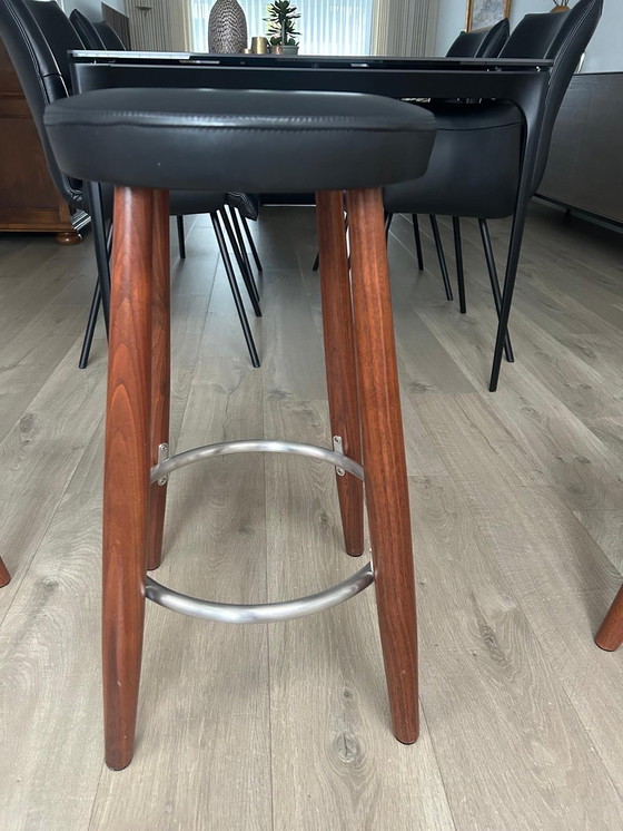 Image 1 of Carl Hanson & Son 3x tabourets de bar en noyer avec assise en cuir