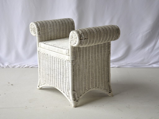 Vintage witte rieten bank / kruk
