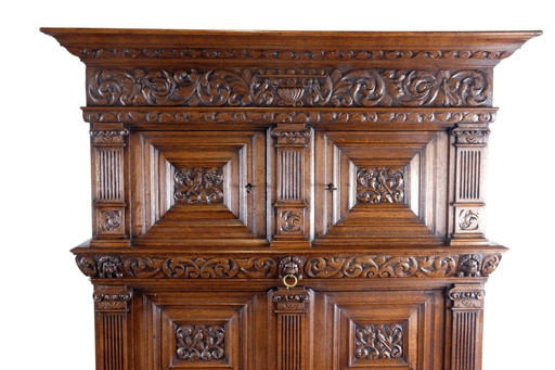 Armoire à pilastres du 17e siècle, avec publication