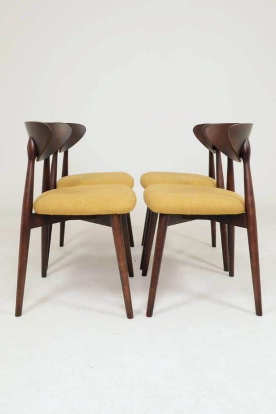 Image 1 of Set moderno di 4 sedie da pranzo, in bouclé color ocra e legno di faggio noce scuro.