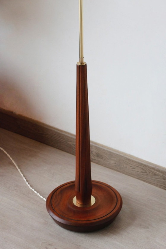 Image 1 of Vloerlamp van teak en messing uit de jaren 60 - Vintage verlichting