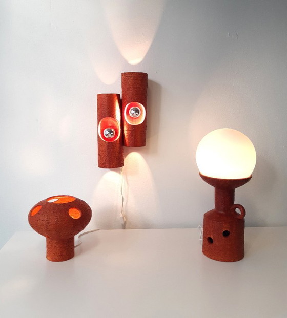 Image 1 of Vintage keramieken oranje tafellamp met glazen bol, chamotte klei, oranje brutalist aardewerken mcm lamp