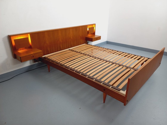 Image 1 of Lit double vintage style scandinave en teck des années 60 avec chevets lumineux intégrés et sommier