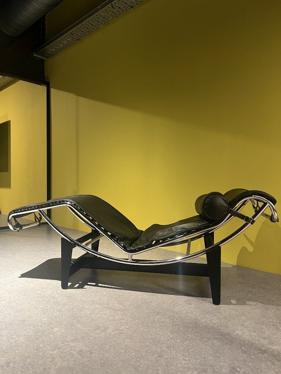 Image 1 of Cassina Le Corbusier LC4 Chaiselongue aus schwarzem Leder